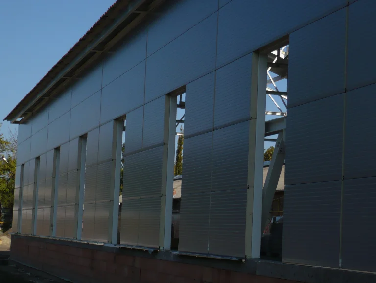 Ipari raktárcsarnok szendvicspanel burkolás - TetőDoktor referencia